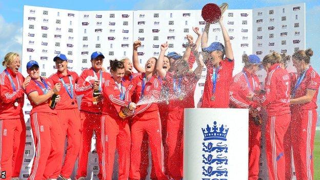 England lift the Women's Ashes