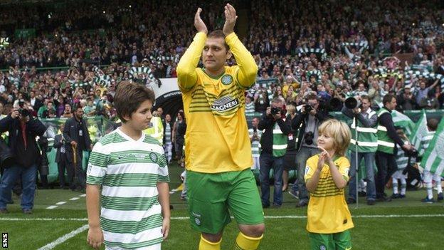 Stiliyan Petrov greets the Celtic fans