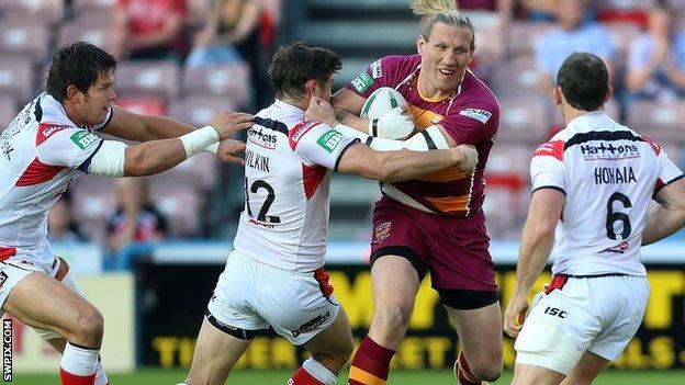 Eorl Crabtree takes on the St Helens defence