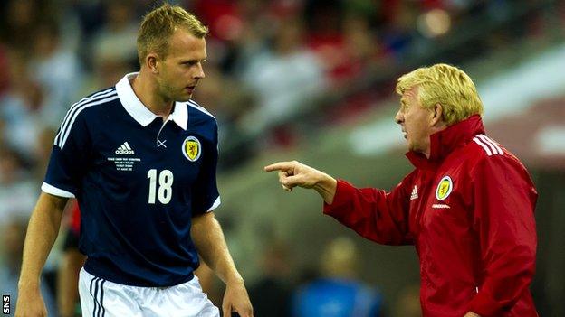 Jordan Rhodes is given instructions from Gordon Strachan