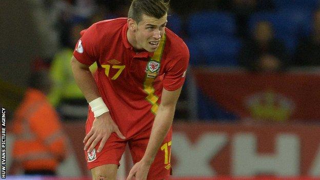 Gareth Bale holding his thigh