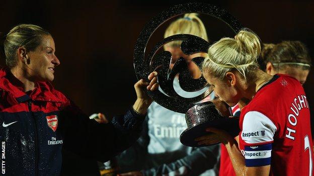Steph Houghton kisses trophy