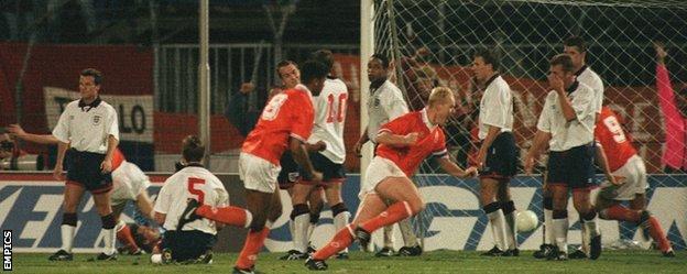 Ronald Koeman scores the free-kick