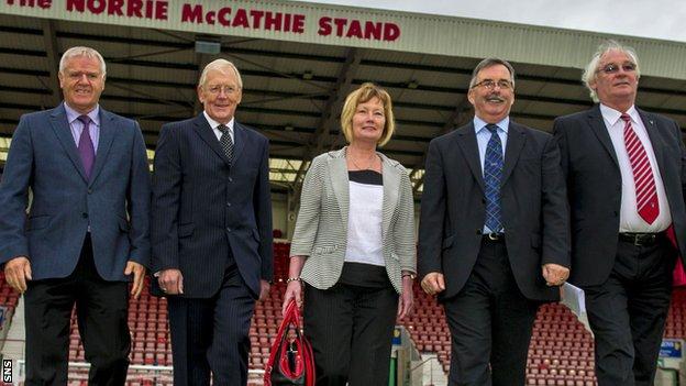 Dunfermline manager Jim Jefferies, Ian Hunter, Margaret Ross, Pars United chairman Bob Garmory and Jim Leishman