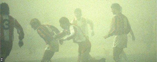 Fog obscures Red Star v AC Milan