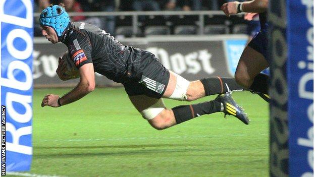 Justin Tipuric dives over for his second try against the Dragons