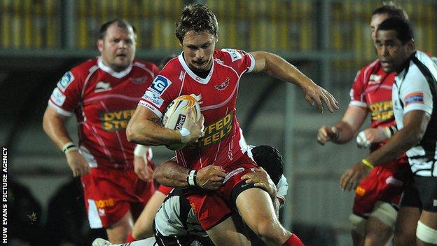 Nick Reynolds of Scarlets is tackled by Marco Bortolami of Zebre