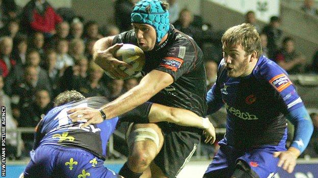 Justin Tipuric takes on the Dragons defence