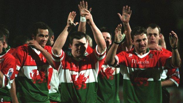 Iestyn Harris leads Wales in applauding their fans during the 2000 Rugby League World Cup