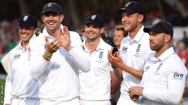England celebrate their 2013 Ashes series triumph