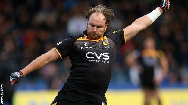 Andy Goode kicks a penalty for Wasps against Leicester