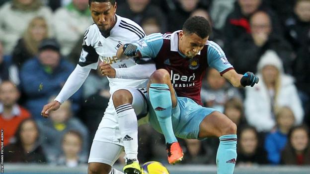 Jonathan de Guzman of Swansea City and Ravel Morrison of West Ham United compete for the ball