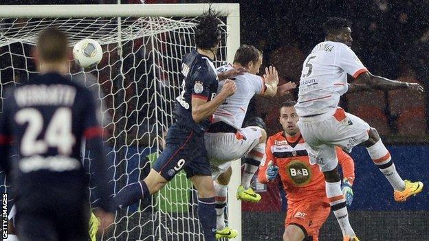 Edinson Cavani scores