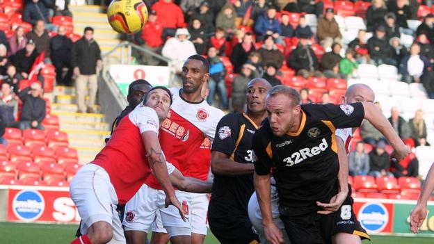 Lee Minshull goes close with a header for Newport at Highbury