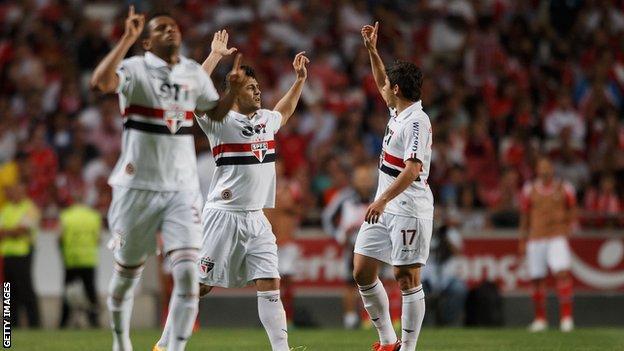 Sao Paulo players celebrating a goal