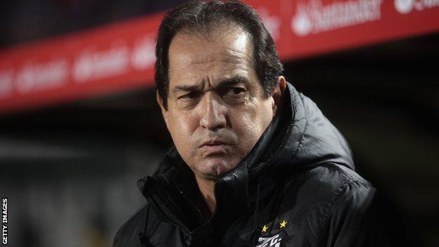 Muricy Ramalho grimacing in the dugout during a match