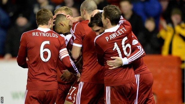 Aberdeen players celebrate Michael Hector's goal