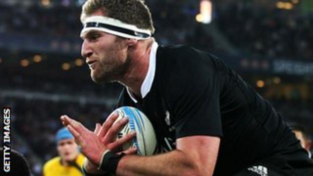 Kieran Read charges at the Australia defence