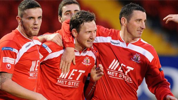 Portadown celebrate after Gary Twigg's goal sealed their 2-0 win over Warrenpoint Town at Shamrock Park