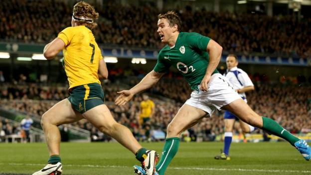Michael Hooper skips past Eoin Reddan of Ireland to score Australia's second try of the game