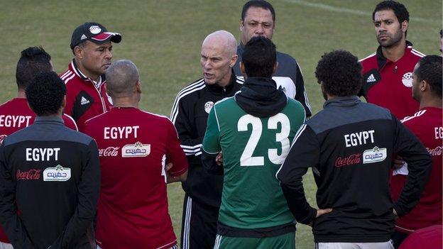 Bob Bradley (centre) speaks to his players during a training session