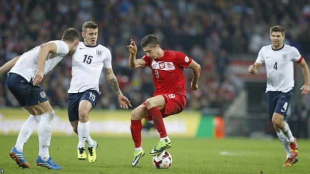 England's Gary Cahill, left, Jack Wilshere and Steven Gerrard, right, close down Poland's Robert Lewandowski during the World Cup Group H qualification match
