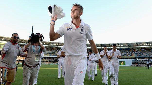 Stuart Broad acknowledges the support of the England supporters on leaving the Gabba