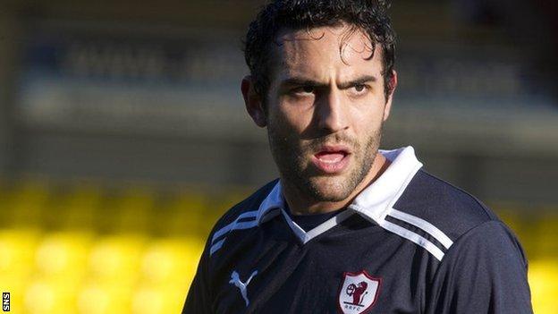 Damian Casalinuovo in action for Raith Rovers
