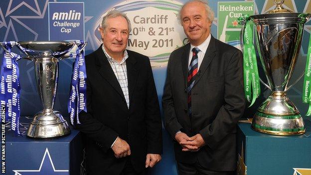 Gareth Edwards and ERC chairman Jean-Pierre Lux