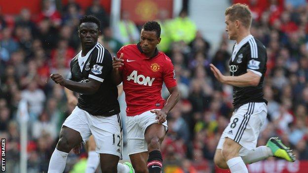 Nani of Manchester United in action with Victor Wanyama and Steven Davis of Southampton