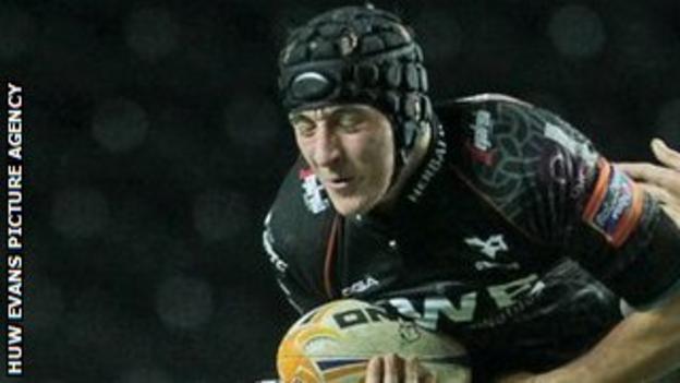 Sam Davies of Ospreys is tackled by Sean Lamont and Jonny Gray