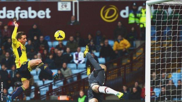 Emanuele Giaccherini misses a glorious chance for Sunderland