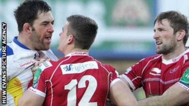 Scarlets centre Scott Williams squares up to Clermont lock Jamie Cudmore as John Barclay attempts to keep the peace