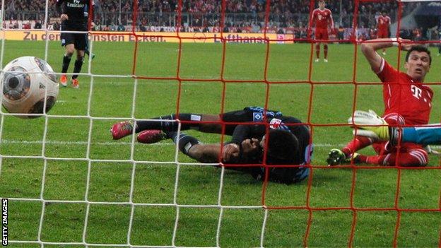 Mario Mandzukic puts Bayern Munich ahead against Marseille