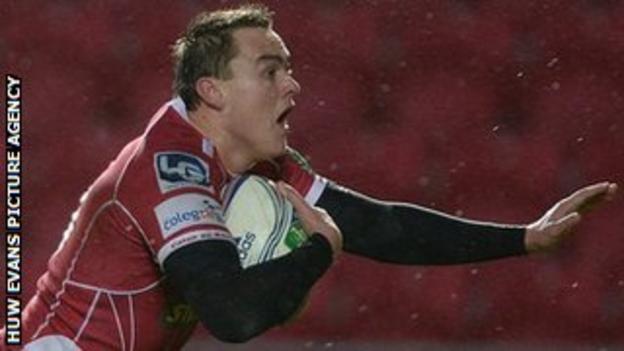 Gareth Maule goes over for Scarlets