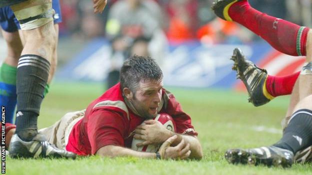 Mefin Davies scores against the All Blacks in 2004