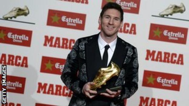 Barcelona's Argentinian forward Lionel Messi poses after receiving his Golden Boot 2013 award, presented to Europes best goal scorer of the 2012-2013 season on November 20, 2013 in Barcelona.