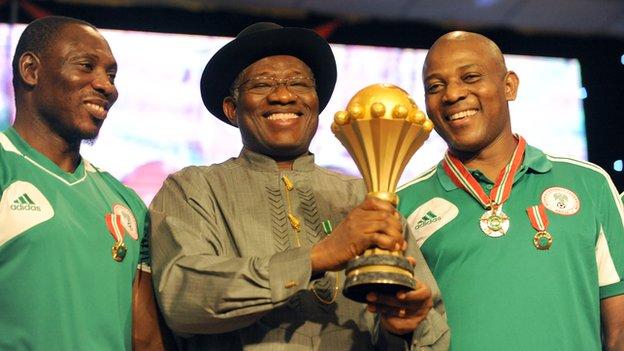 Nigeria assistant coach Daniel Amokachi (left) with President Goodluck Jonathan and coach Stephen Keshi