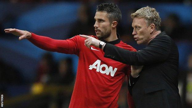 Robin van Persie and David Moyes discuss tactics
