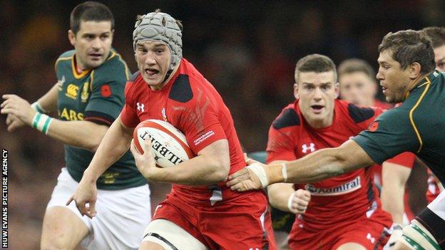 Jonathan Davies on the attack for Wales against South Africa