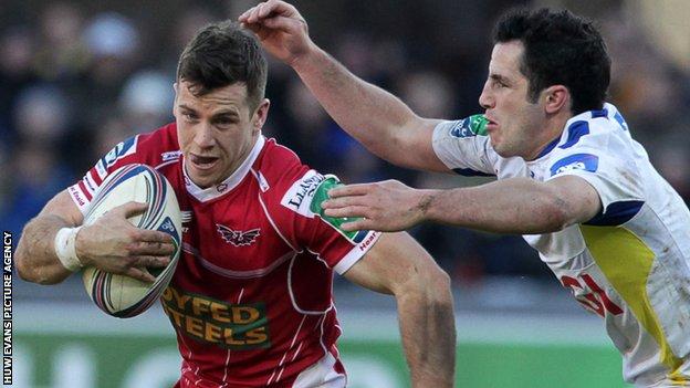 Gareth Davies on the attack for the Scarlets against Clermont Auvergne