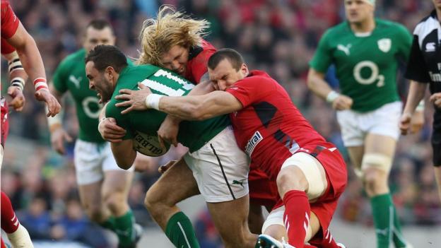 Dave Kearney tries to escape the clutches of Richard Hibbard and Sam Warburton