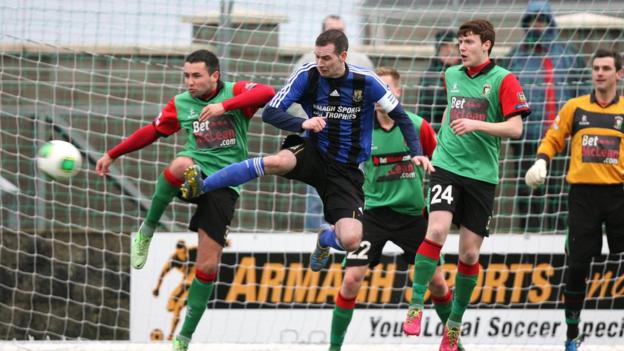Armagh's Liam Cullen contends for the ball with Glentoran's Niall Henderson and Willie Garrett during the 1-1 draw