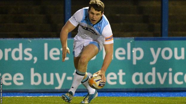 But Mark Bennett's late try secures a 27-20 victory for Glasgow over the Blues.