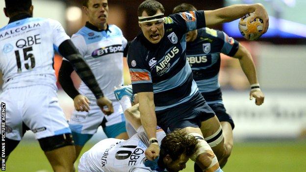 Blues' Robin Copeland holds off Glasgow's Ruaridh Jackson