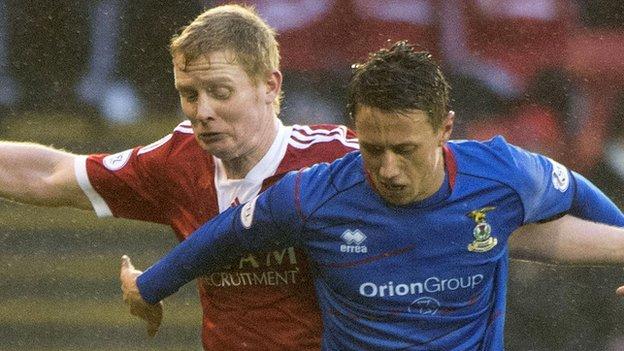 Aberdeen's Barry Robson challenges Danny Williams