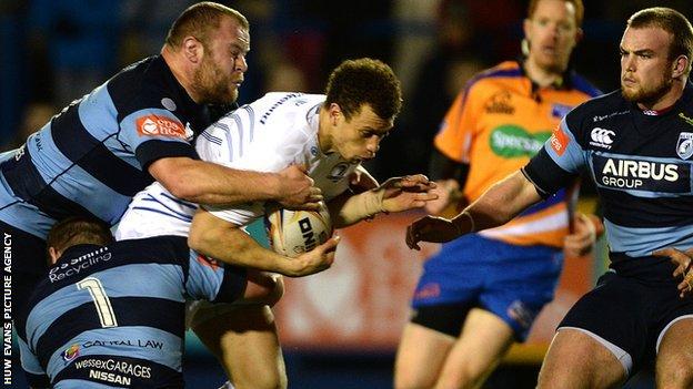 Zane Kirchner of Leinster is tackled by Scott Andrews and Sam Hobbs