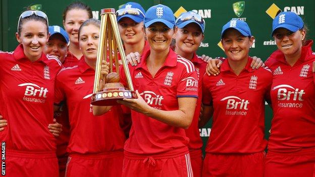 England celebrate beating Australia women