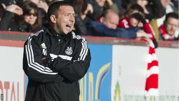 Derek McInnes urges his Aberdeen side on against St Johnstone