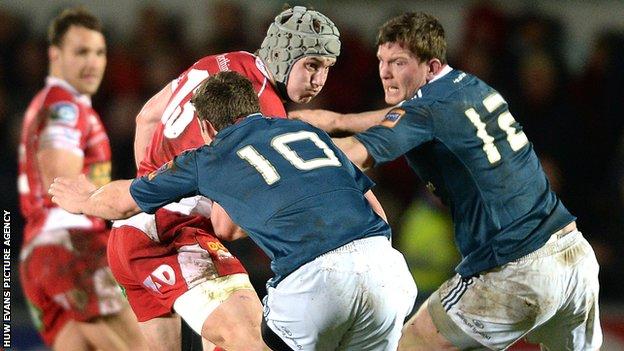 Scarlets centre Jonathan Davies in action against Munster
